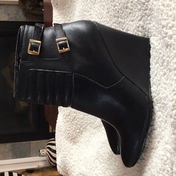 NEW EXPRESSION Black Ankle Boot Side Buckel Size 7 - Picture 2 of 4